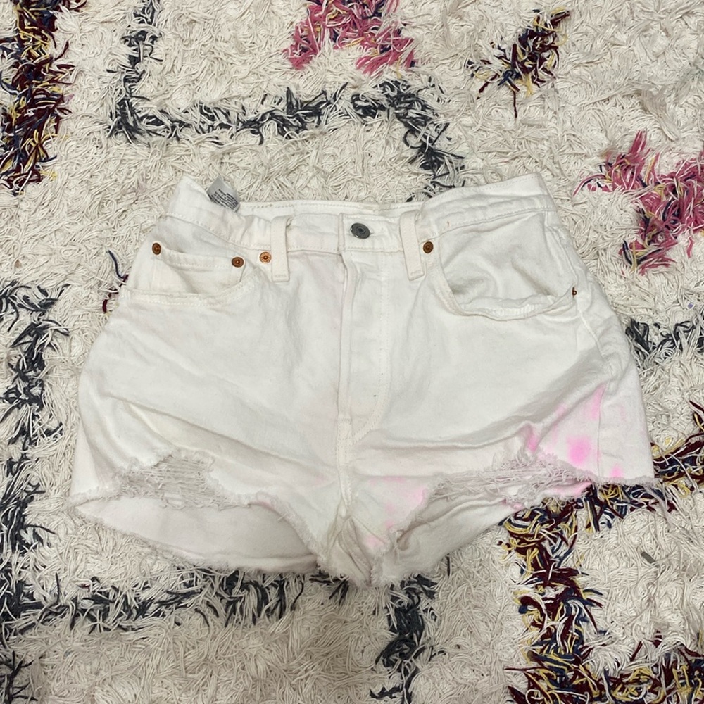 White jean shorts from Levi’s size w26 inseam 2.5